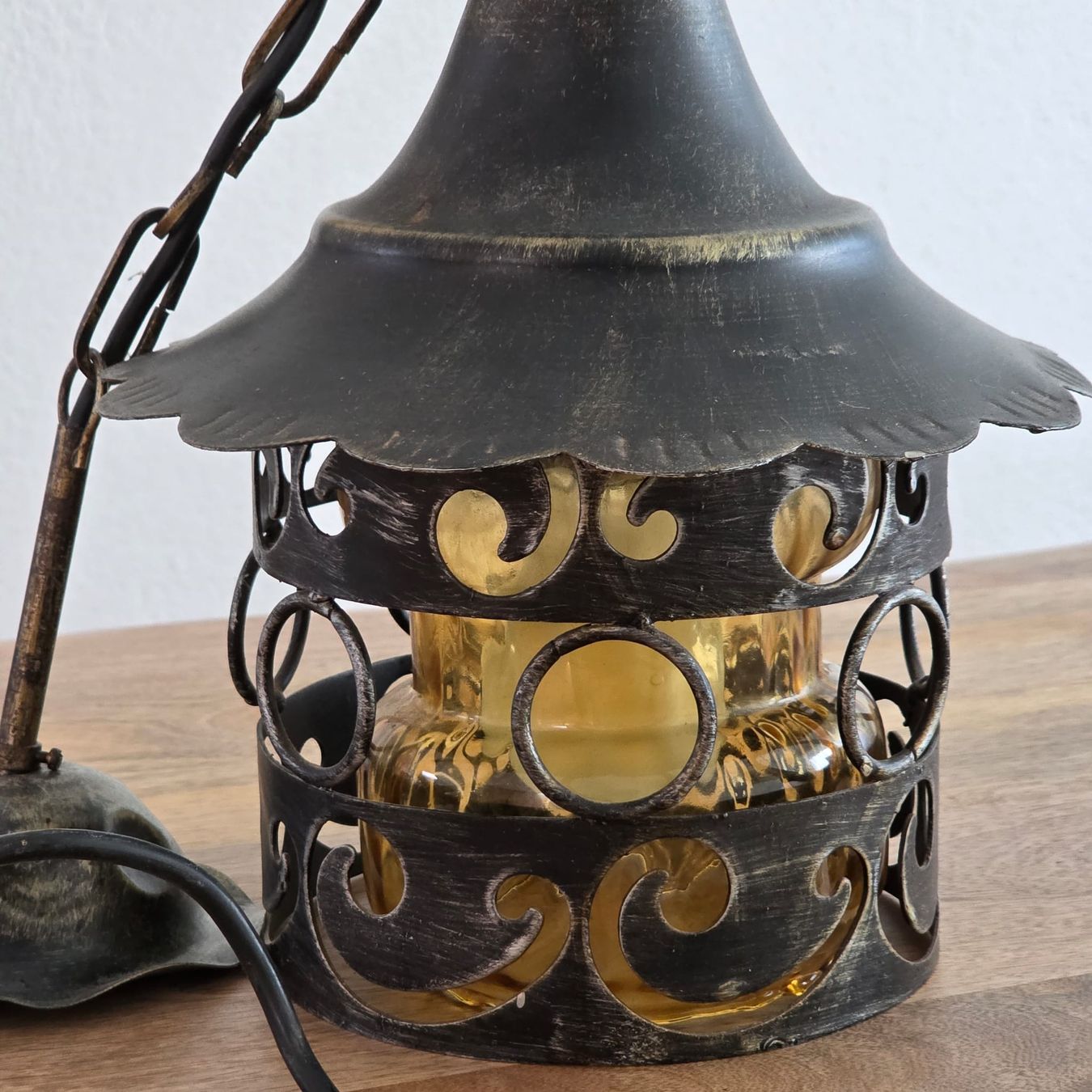 Kronleuchter & Deckenlampen: Hängeleuchte mit Bernstein Glas und Metallgehäuse – Gebraucht aus Rheinsulz von Dred 2