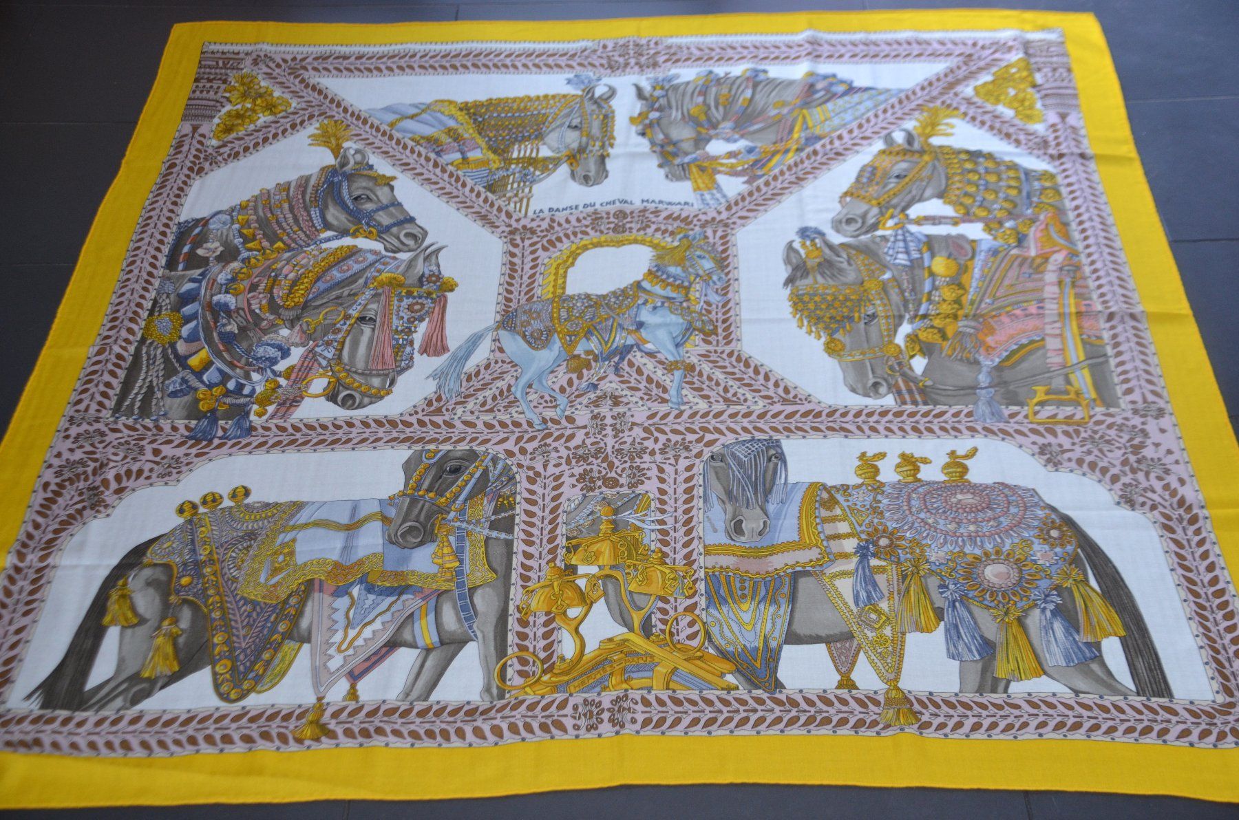 Hermès Foulard & Sciarpe: Schal / Châle Hermès 140 x 140 cm – Usato da Collonges venduto da Auganien 1