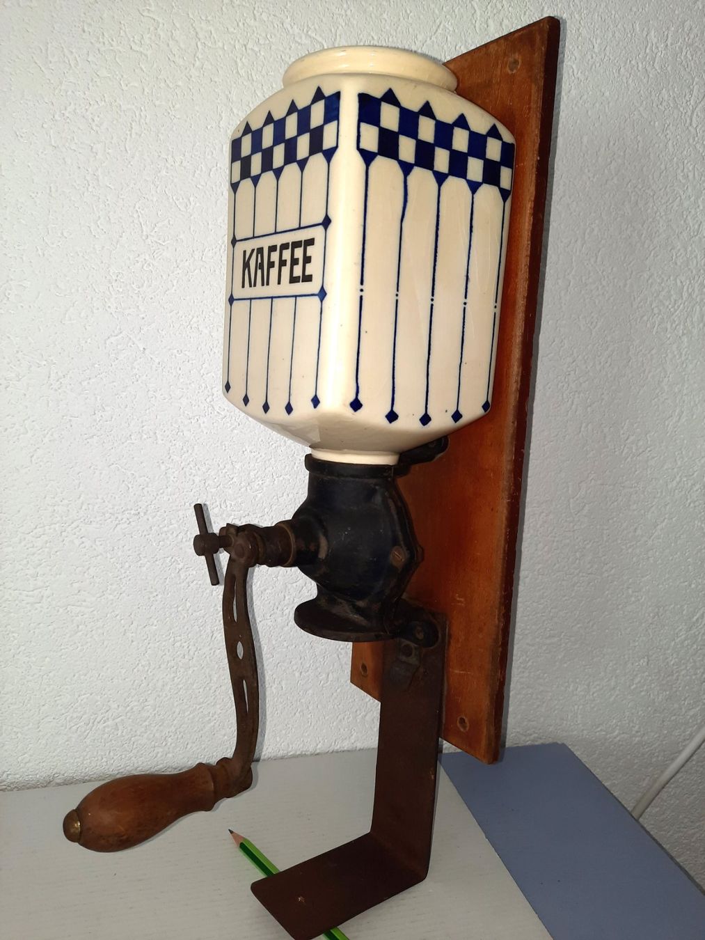 Küchengeräte: Antike Kaffeemühle Wandmodell, Keramikbehälter "Kaffee" – Gebraucht aus Steffisburg von pbegger 1
