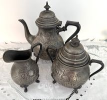 Antique Service à café en étain avec décoration gravée