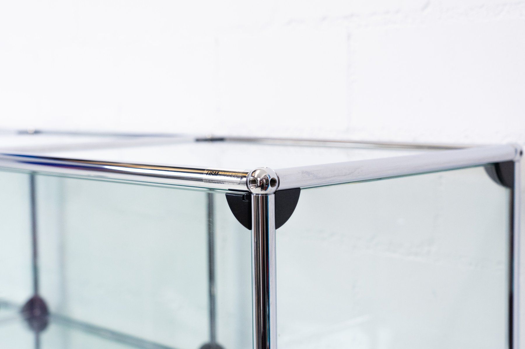 USM Vitrinen: USM Haller Vitrine Nr. 5 - Lieferung möglich – Gebraucht aus Schaffhausen von Studio-Ara 6