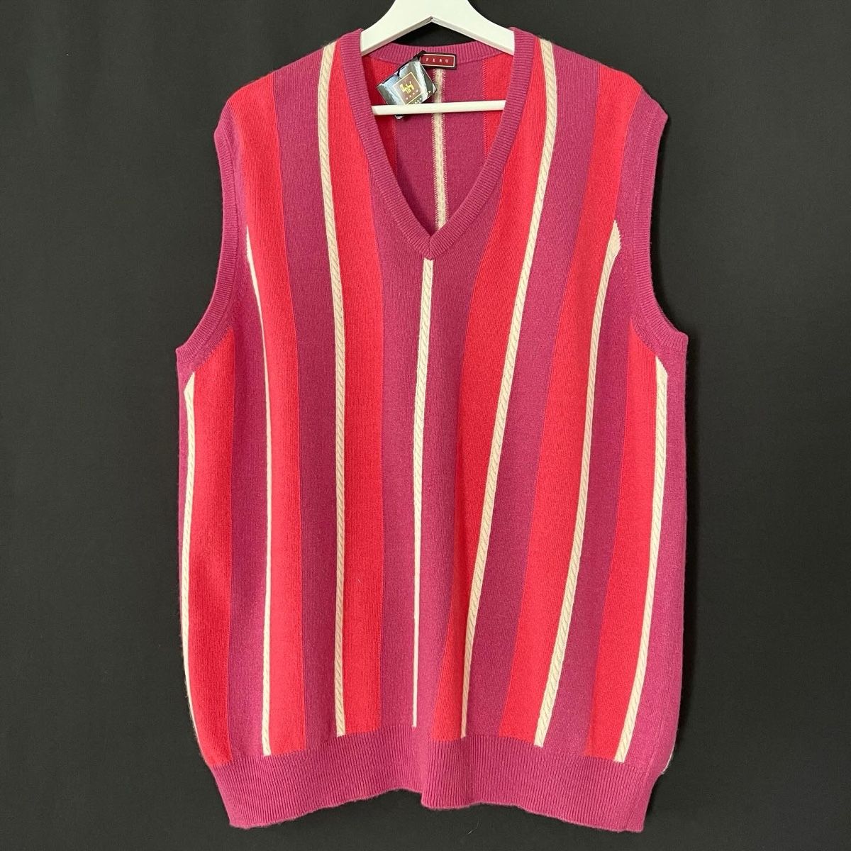 Gilet & Giacche: FERU Cashmere Vest – Nuovo e nell'imballaggio originale da Emmen venduto da Avviivva_Com2023