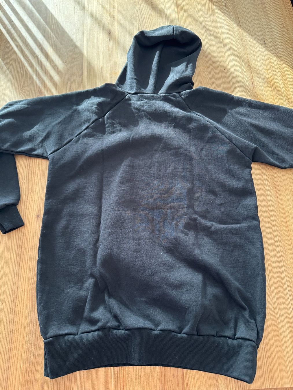 Maglioni & Felpe: Schwarzer Kapuzenpullover mit rotem Print – Usato da Baar venduto da Hpat 4