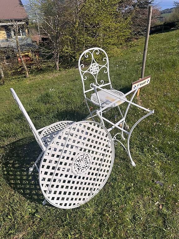 Tavoli: Bistro Gartentisch Antik mit 2 Stühlen klappbar – Usato da Speicher venduto da Alberto6701 2