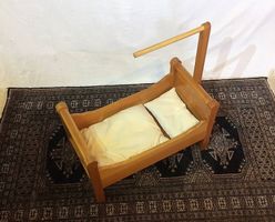 Puppenbettchen in Kirschbaumholz von Hand mattiert.