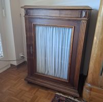 Vintage Holzschrank / Vitrine mit Vorhang