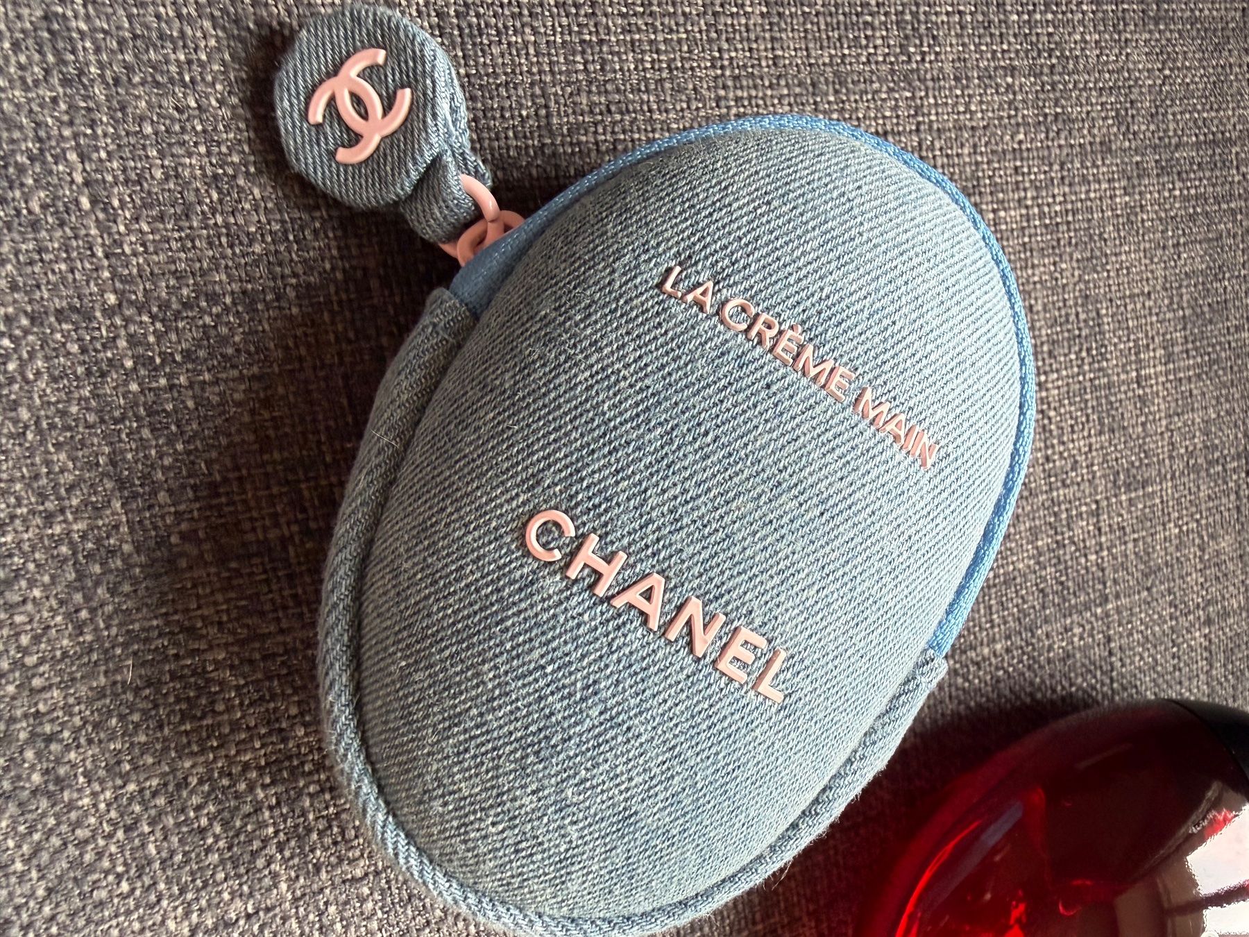 Chanel Make-up: Chanel La Creme Mains Limited Edition Denim Case – Neu und originalverpackt aus Luzern von sas_r89l 1