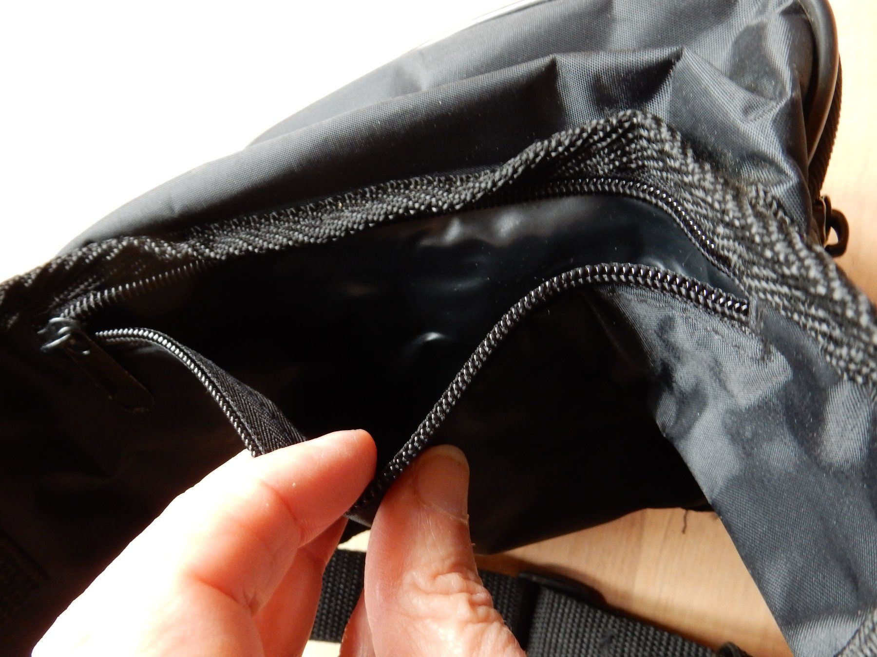 Taschen: klassische Bauchtasche schwarz Kunststoff – Gebraucht aus Jona von simongarden 4