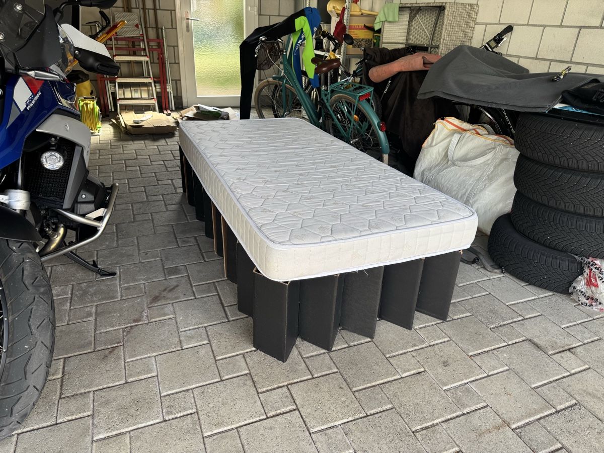 Betten: Kartonbett mit Matratze – Gebraucht aus Oberbipp von 2.0_Verkauf