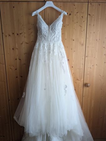 Hochzeitskleid mit Schleppe & Glitzertüll (ink. Reifrock)