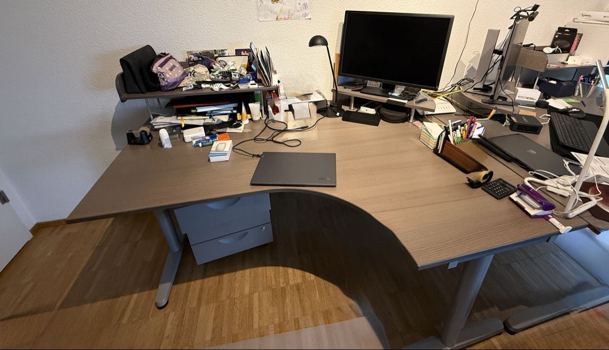 Ikea Schreibtische: Schreibtisch mit Zubehör – Gebraucht aus Aarau von mad_sy5q