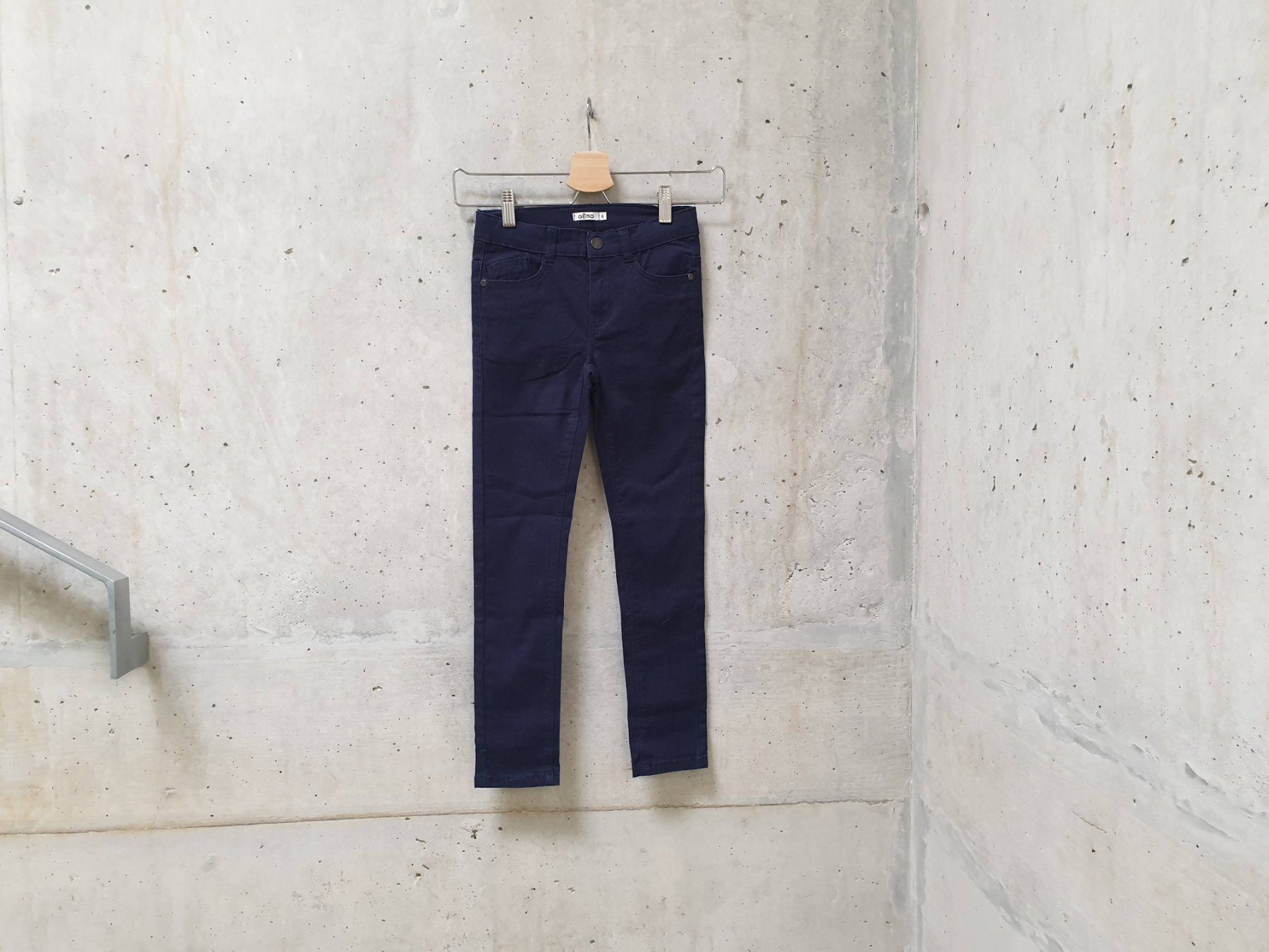 Pantaloni: NEUF, Pantalon GEMO, bleu marine, basic, garçon, 8 ans – Nuovo e nell'imballaggio originale da Fribourg venduto da fripons