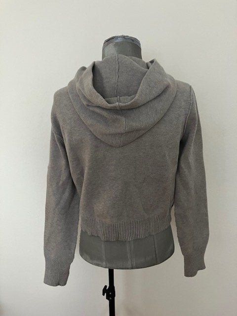 Zara Pullover & Sweatshirts: Pull à capuche gris avec détails bijoux, taille S – Gebraucht aus Marin-Epagnier von rchouchouu 1