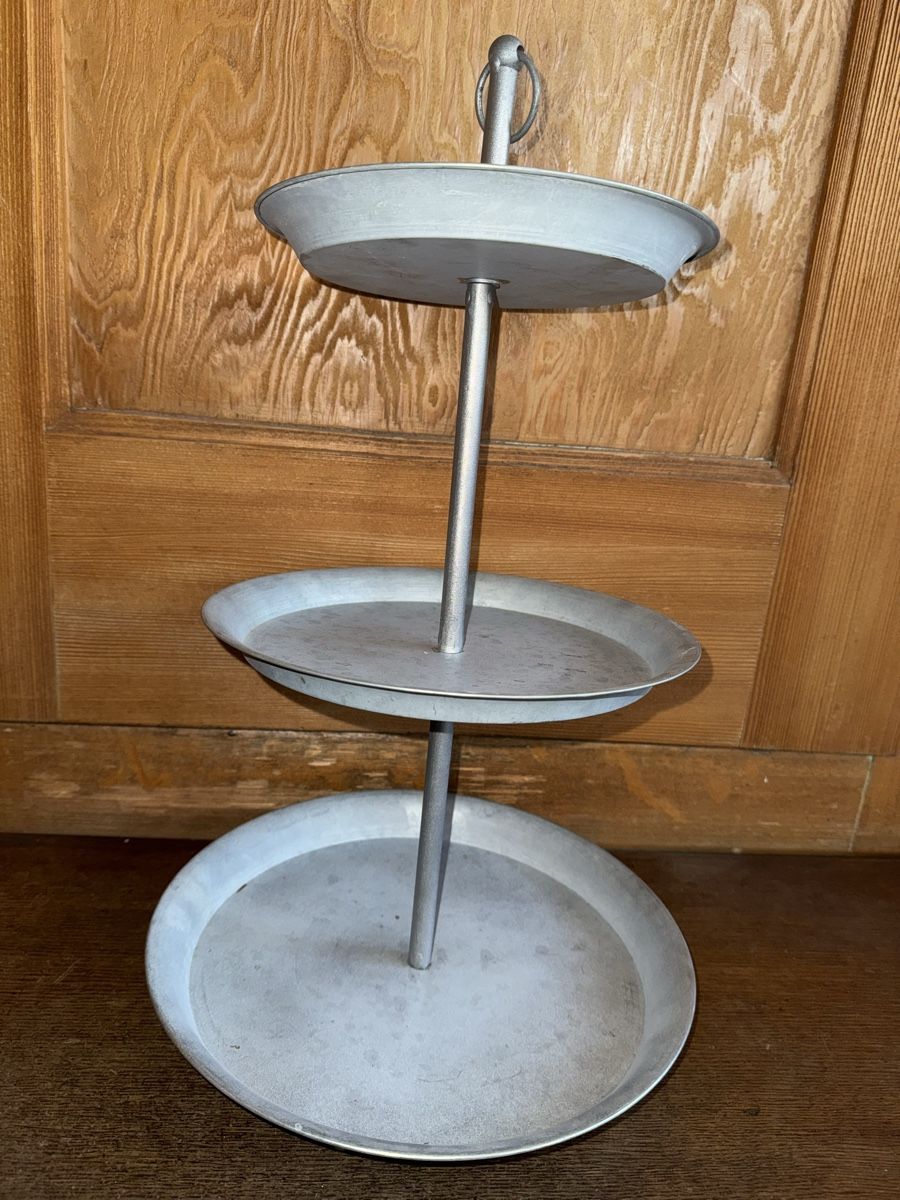 Alle Dekorationen: Etagère aus Aluminium, 55cm gross – Gebraucht aus Pfäffikon ZH von lenaviktoria 1