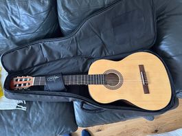 Klassische Gitarre mit Zubehör