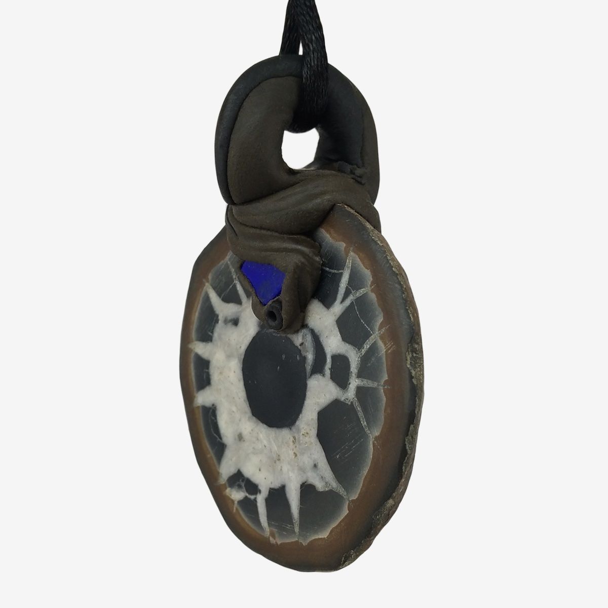 Minerali & Pietre curative: Septarie Stein Anhänger mit eingefasstem Lapislazuli – Nuovo e nell'imballaggio originale da Meilen venduto da Kaleidoskopia 1