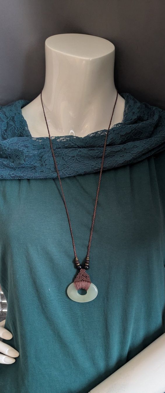 Colliers: Handgefertigte Makramee Kette mit Serpentin Donut – Neuf (Voir description) à Pfäffikon ZH par Emporos_42