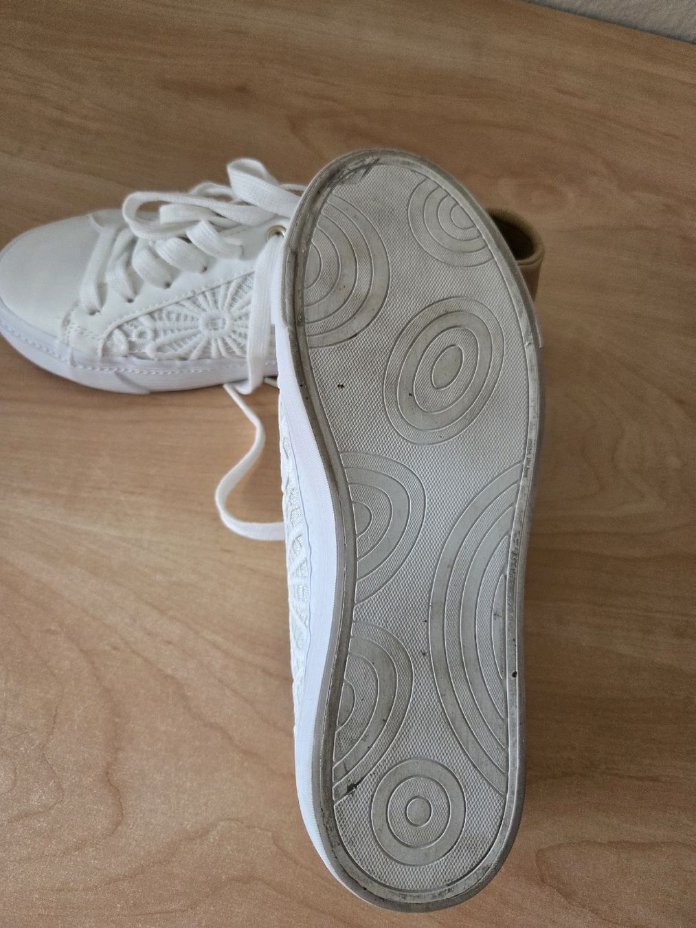 Scarpe da donna: Weisse Damensneaker mit Spitzen Muster Gr.37 – Usato da Winterthur venduto da katzen07 8