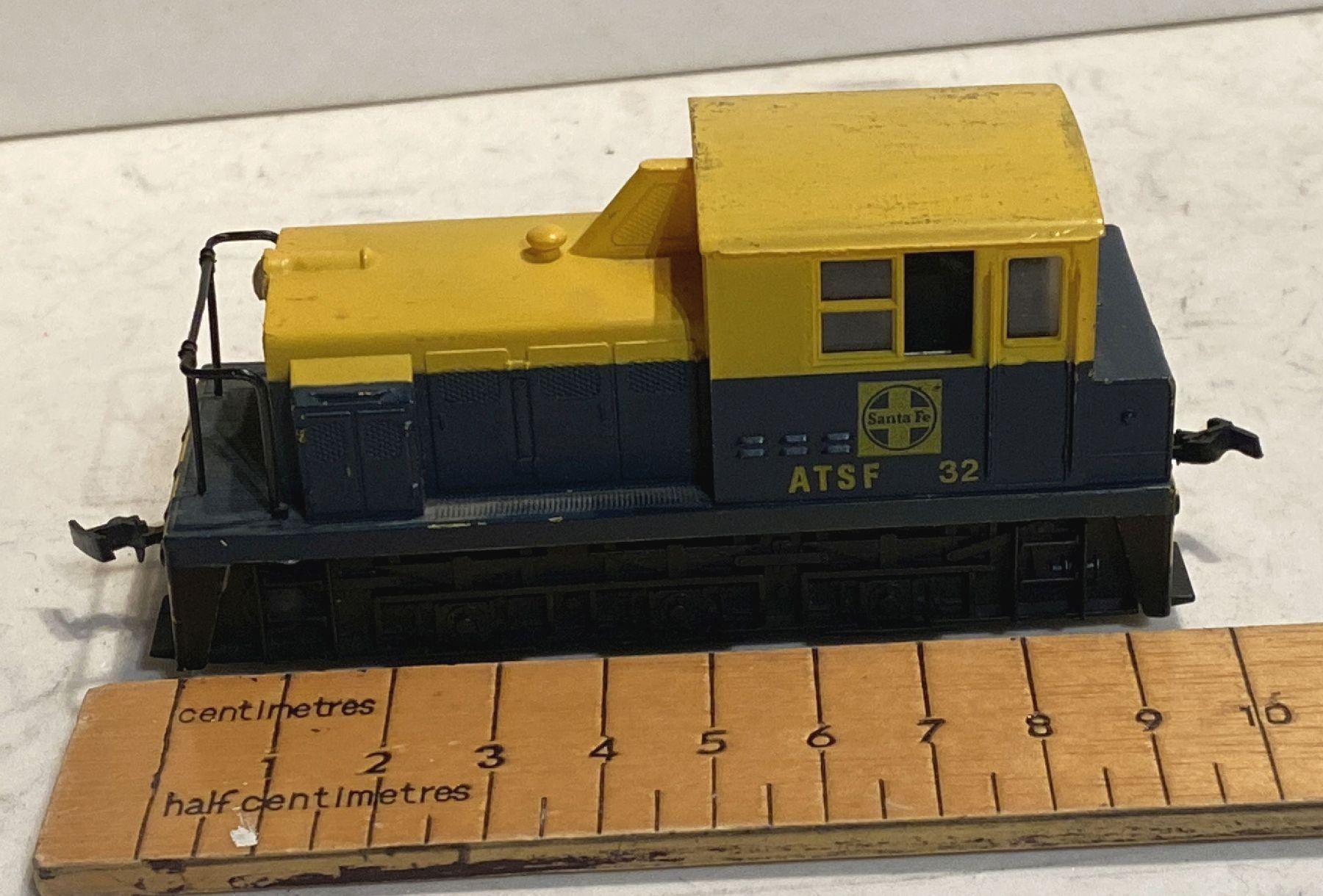 Modellini di ferrovie: Bachmann Diesel-Lok Santa Fé ATSF 32 – Usato da Sonceboz-Sombeval venduto da Decolove 2