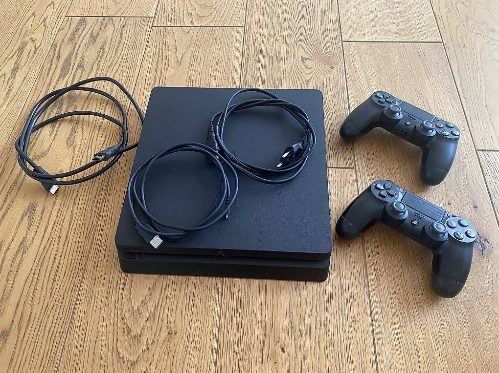 Sony Konsolen: PS 4 mit viel Zubehör – Gebraucht aus Reichenburg von Roddick 2
