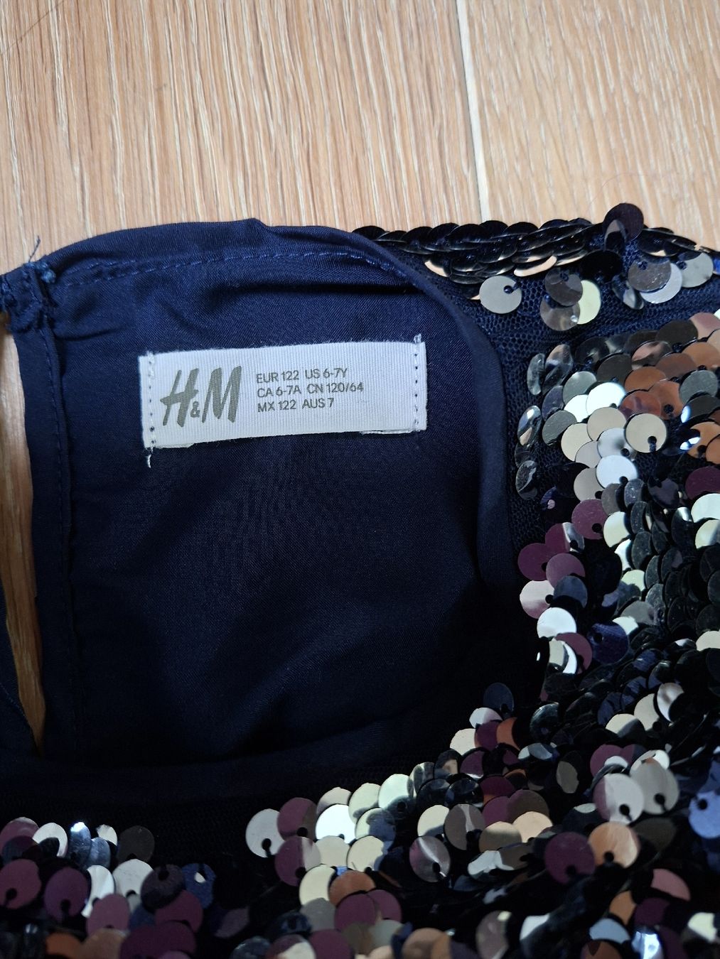 H&M Vestiti & Gonne: Pailettenkleid Gr. 122 – Usato da Obfelden venduto da xcorinax 1