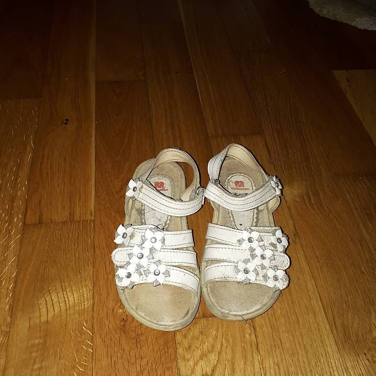 Chaussures filles: Sandalen Gr.29 – D'occasion à Wangen ZH par oky-doky