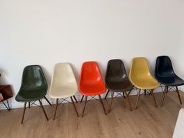 Original Vitra Eames DSW Fiberglass Chairs Designklassiker
