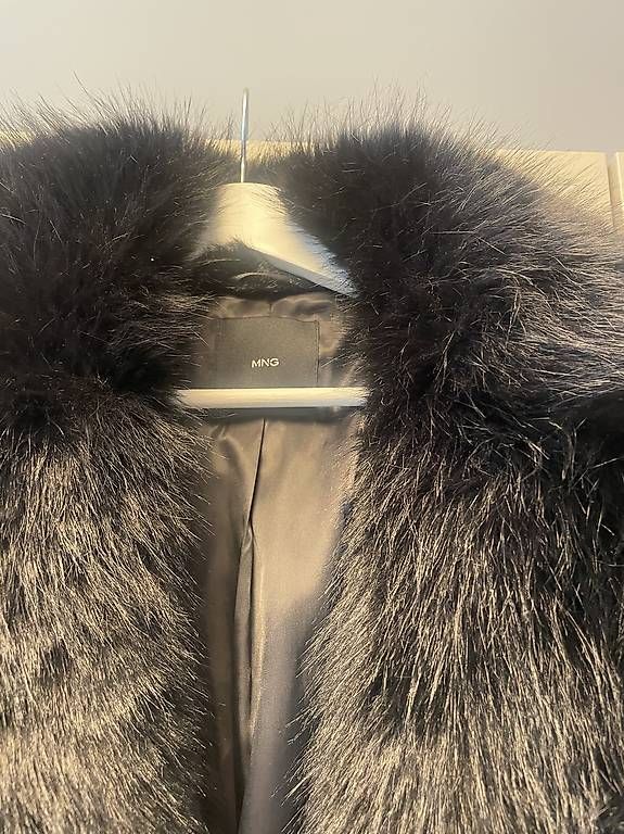 Mango Cappotti: Fake Pelz-Jacke schwarz – Usato da Lenzburg venduto da lejlaimamovic 2