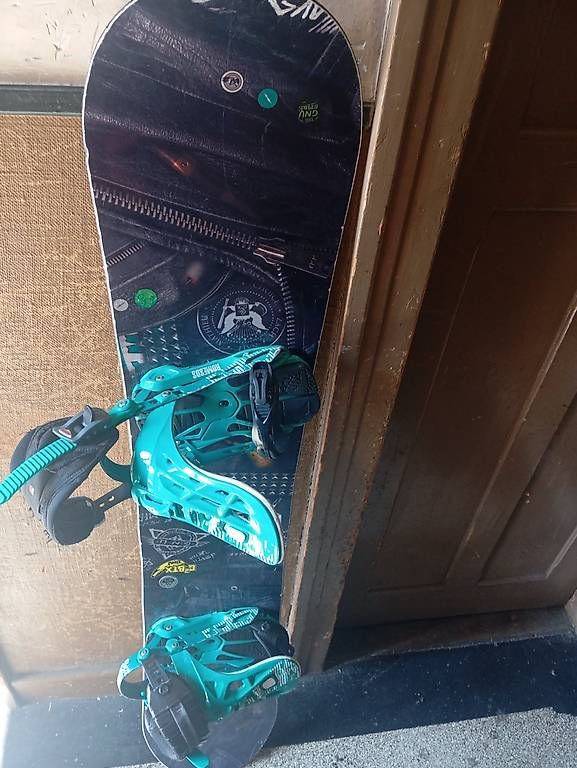 Boards: Snowboard GNU mit Bindung gebraucht guter Zustand – Gebraucht aus Basel von Petergunn