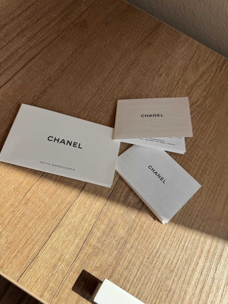 Chanel Borse: Originales Chanel Luxus-Verpackungsset mit Samtkleiderbügel  – Usato da Emmetten venduto da kel_982x 2