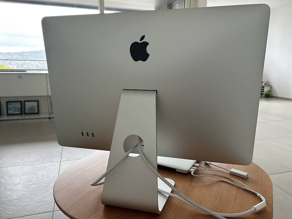 Apple Monitor: Apple Cinema Display 24 zoll mit USB-C adapter – Usato da Horgen venduto da newtonguy 1
