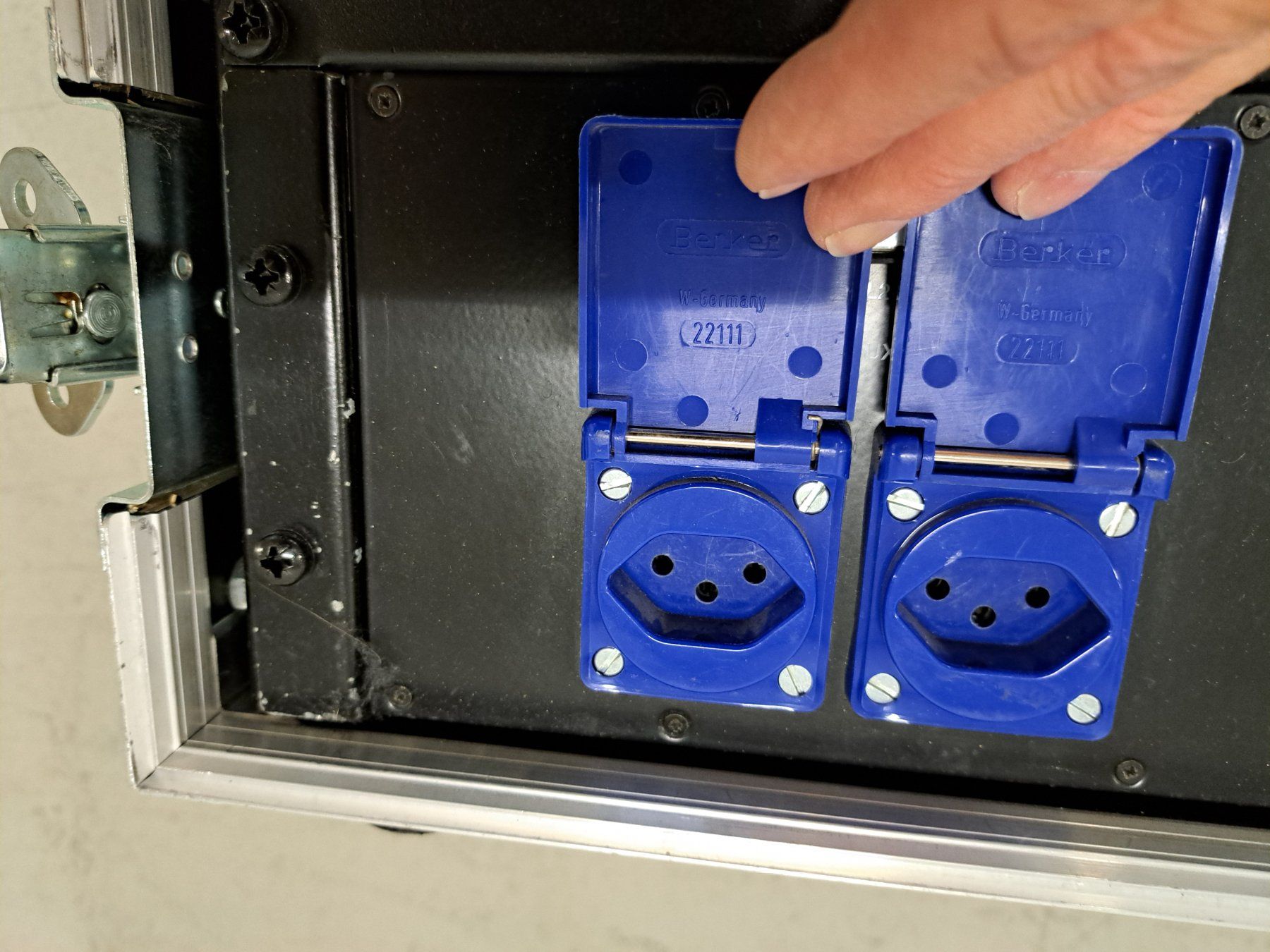 Alimentazione elettrica: Stromverteiler Camco CEE 63, im Flight Case – Usato da Embrach venduto da lichttechnik 1