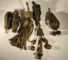 Lot de pompons en passementerie ancienne fil bronze vieil or