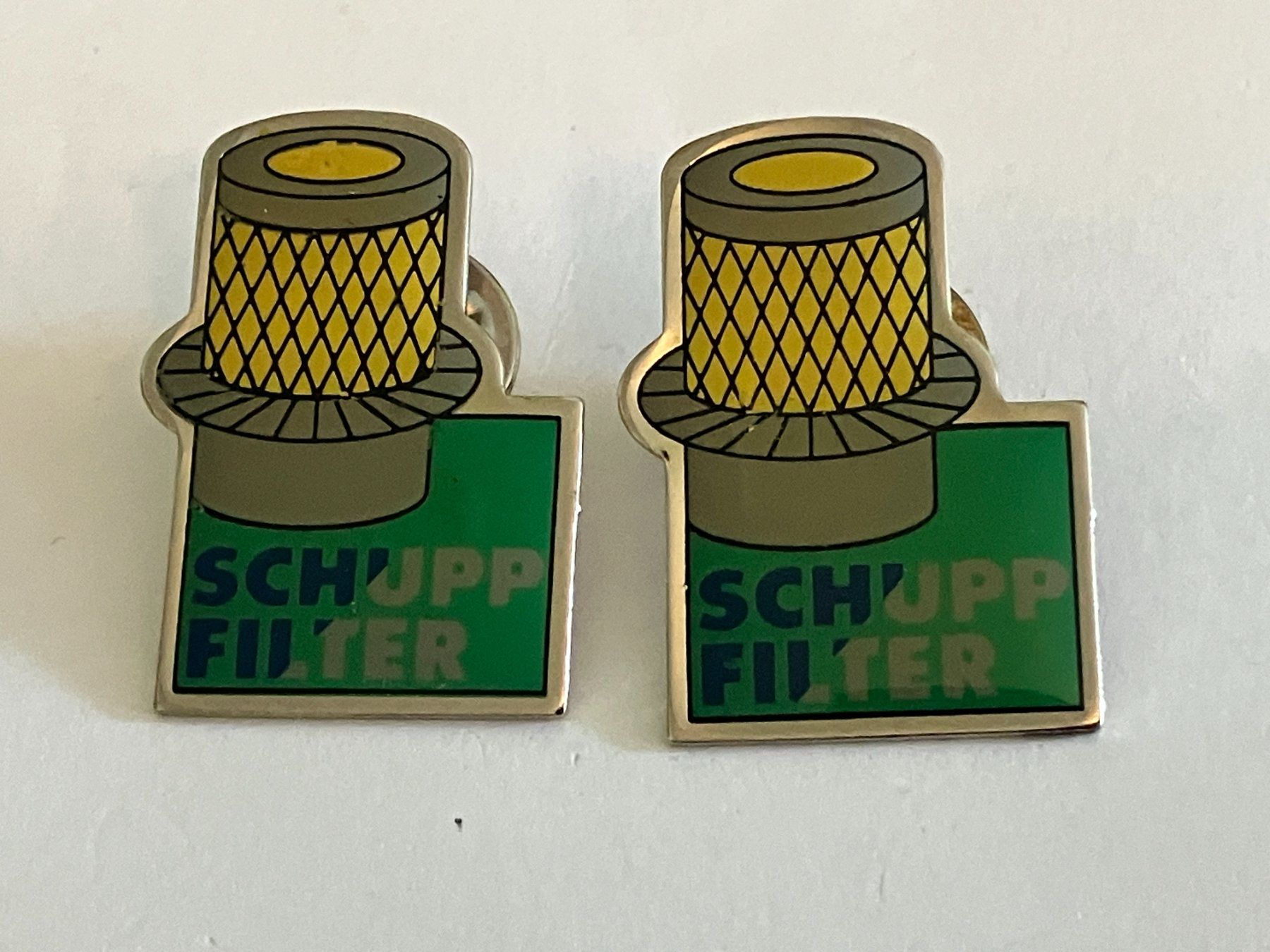 Plaketten & Abzeichen: 2 Pin Schupp Filter – Gebraucht aus Basel von djwwpp