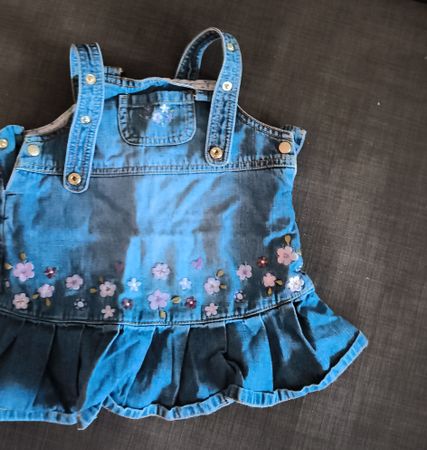 Süesses Jeanskleid mit Blumenstickerei, Grösse 80, Top!