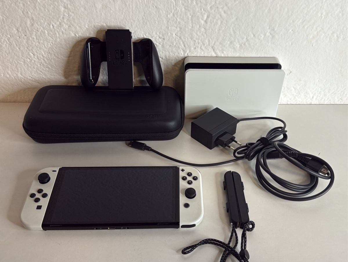 Nintendo Konsolen: Nintendo Switch OLED Console - No scratches on the screen! – Gebraucht aus Ehrendingen von bubulence 1