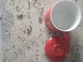 Rote Tasse mit Deckel, Goldverzierung, Porzellan
