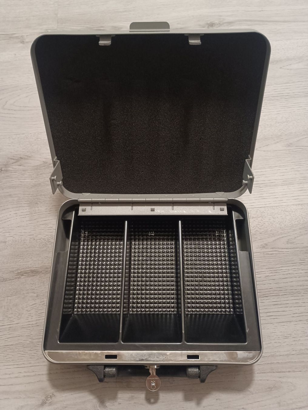 Esche: Cash box with 3 compartments grey used – Usato da Dietikon venduto da isa_pz9m