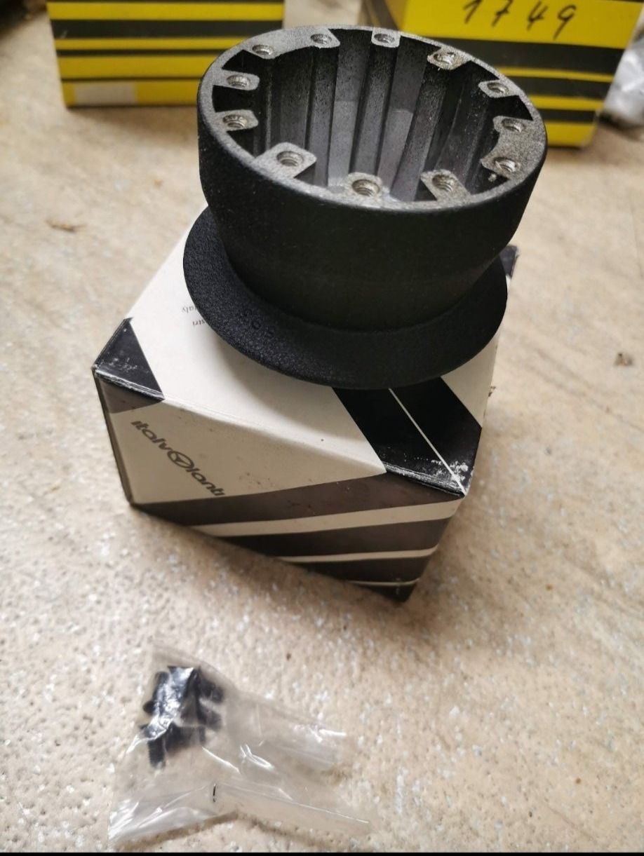 Tutti pezzi di ricambio auto: Lenkradnabe Italvolanti Seat Ibiza Typ 021A – Nuovo e nell'imballaggio originale da Biel/Bienne venduto da CS013