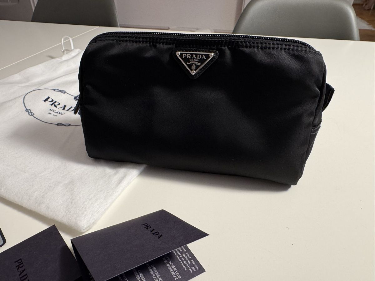 Prada Custodie per cosmetici: Neues Prada Necessaire – Nuovo e nell'imballaggio originale da Solothurn venduto da Vintage87 1
