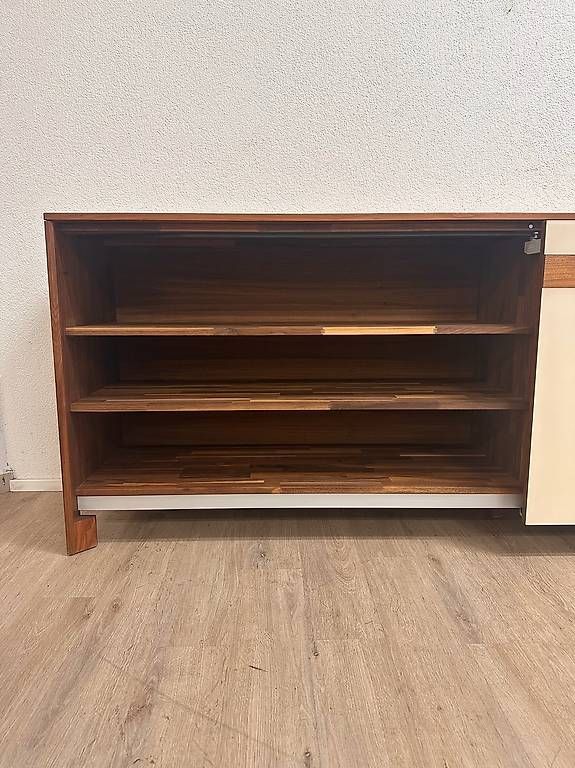 Team7 Cassettiere: Team 7 Cubus Sideboard Nussbaum Glasfront 240 cm – Usato da Obernau venduto da Arche_Noah_Brocki 4