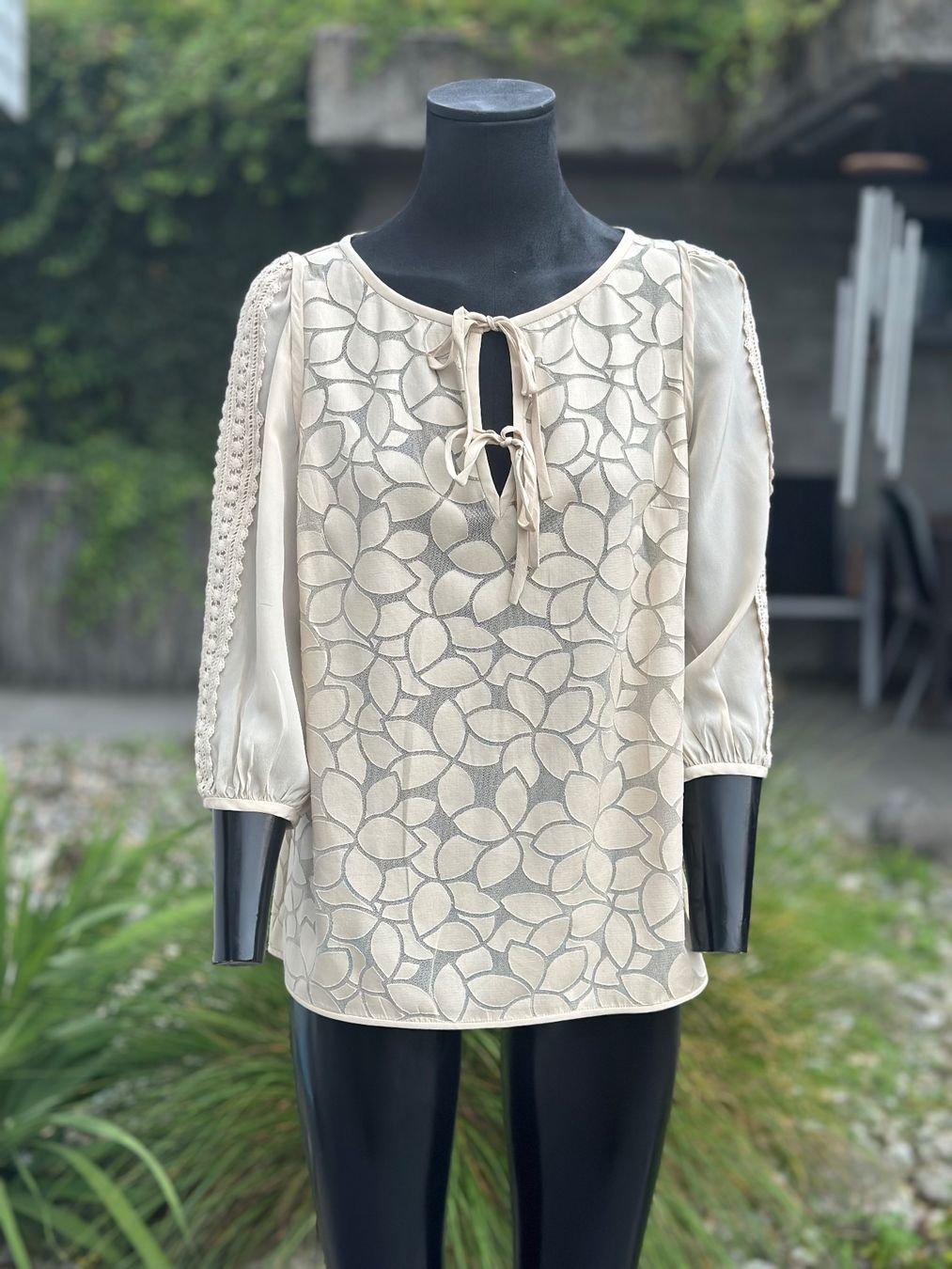 Blusen: Elegante Sommerbluse, beige, Gr. 38, Spitze, – Gebraucht aus Zufikon von Modestil365 1