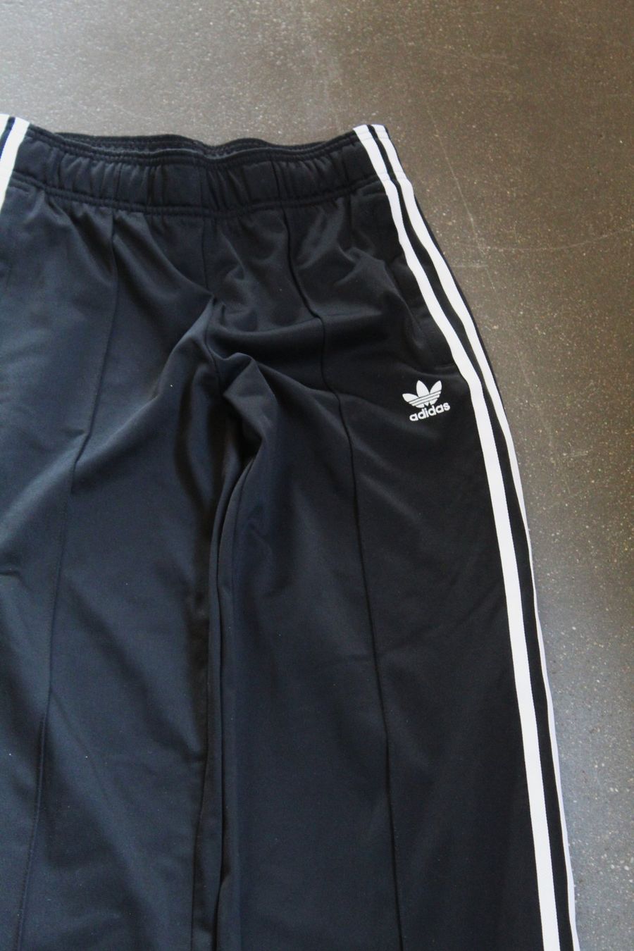 Adidas Pantalons: Trainerhose Grösse 158 adidas – D'occasion à St. Gallen par Amelie_73 1