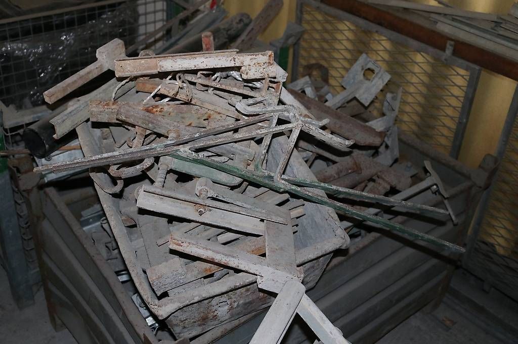 Tutti gli attrezzi: Div. Deckenrandabschalung Klemmwerkzeug pro Stück – Usato da Unteriberg venduto da Konstibau 1