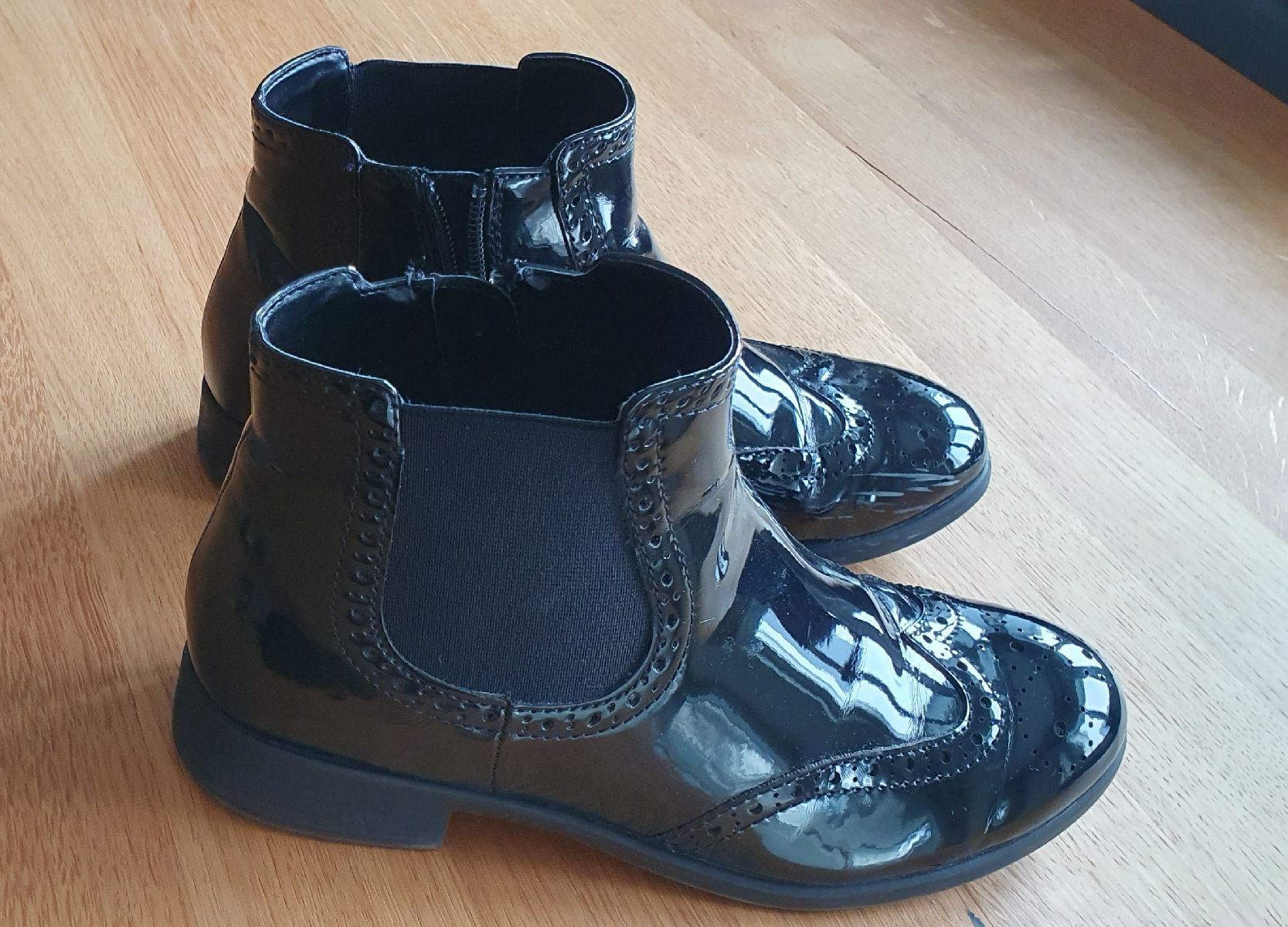 Damenschuhe: schwarze Lack Stiefeletten Grösse 37 – Gebraucht aus Goldach von nikkaaa 1