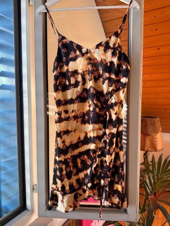 Sommerliches Kleid in Schwarz-Brauner Batik