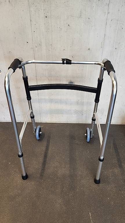 Aides à la marche: Gehhilfe – D'occasion à Binningen par car_xn7m