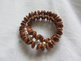 Braunes Armband mit Perlen