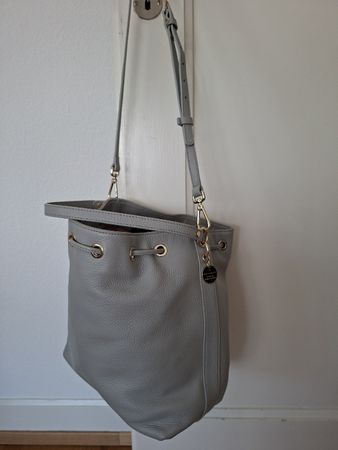 Sac seau Coccinelle en cuir gris, bon état