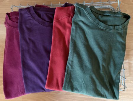 Vier T-Shirts in verschiedenen Farben